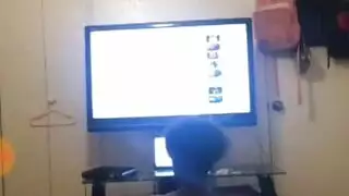 الفتاة السمراء الشابة تمتلئ بقضيب أبيض سميك