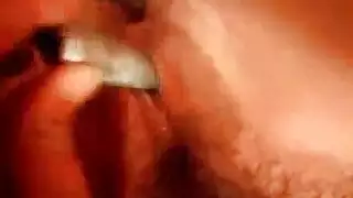 فرج صغير يتمدد بقضيب صلب كالصخر ثم يتم ضربه في مشهد إباحي