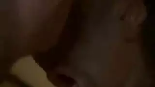 ولد يدخل على أمه وهي تحكي كسها