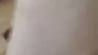 رجل ناضج يضرب فرج فيفيان المشدود بإيقاع قاسي