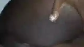 مراهقة إيبوني تأخذ شرج عميق وقاسي