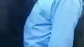 مراهق يتحرش يلزق في طيز ولية ويحك زهره من فوق الهدوم