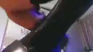 جلسة بلع عميق: سمراء تبتلع قضيبًا صلبًا في مضاجعة قذرة