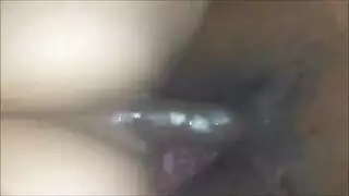 قضيب أسود زلق يدخل فتحتي الضيقة بعمق وقوة