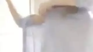 فتيات آسيويات مثيرات مدمنات على مص قضيب ضخم والحصول على قذف على الوجه