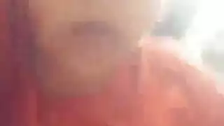 إبنوس ساخنة ذات ثديين ضخمين في فيلم إباحي للاستمناء الفردي