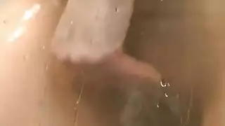 حركة قضيب اصطناعي مزدوج: جنس حمام مع عاهرتين