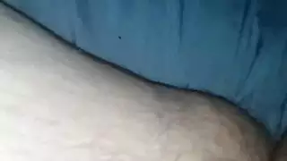 مشهد منفرد صريح: الاستمتاع بشعور قضيبي الكبير