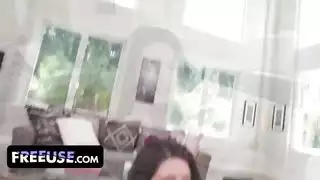 سعي زوجة الأب اليائس للحصول على المال ينتهي بحلم رطب بديك ابن الزوج الضخم الذي يقتحم داخلها