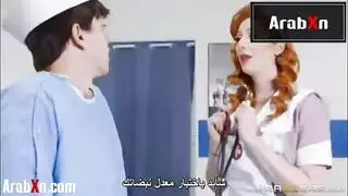 طبيبة مثيرة تظهر كيفية إرضاء قضيب نابض في العيادة
