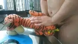 هيكل سيارة إكس إكس إكس: ميكانيكيون يمارسون جنسًا مثليًا صريحًا