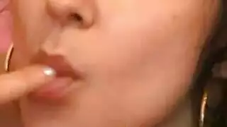 سمراء عاهرة تبلع قضيب صلب وتأخذ قذف وجهي