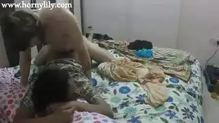 مصري يمارس الجنس بقوة مع ابنة الخادمة المشاغبة في غرفة نومها