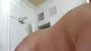 امرأة ناضجة مغرية تأخذ قضيب عشيقها في جولة جامحة