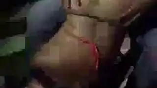 رجلان يضربان مهبل كيشا جراي الضيق في مثلث جنسي