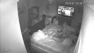 أم عربية ساخنة: كسها المبلل يُدمر بقضيب كبير