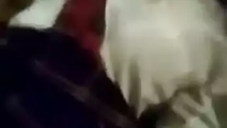 طالبة عاهرة تأخذ قضيبًا وهي في زيها المدرسي