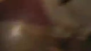 يلعب بكس أخته وبزازها وهي تنشغل بلموبايل