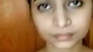 مقطع إباحي لفتاة شقراء: شرج مفتوح وتقطير مني