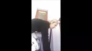 جميلة منظف كثير الشعر