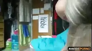 فتحات غارقة تتسرب منها سوائل سميكة دسمة